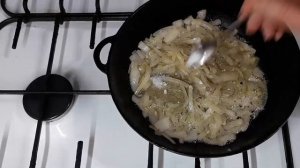 Рыба хек тушеная в сливочно-луковом соусе