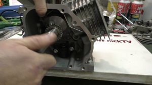 Полная сборка двигателя 5.5 л.с. Установка поршня коленвала головки блока (часть1)