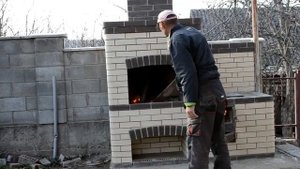 Бюджетный уличный мангал из кирпича своими руками