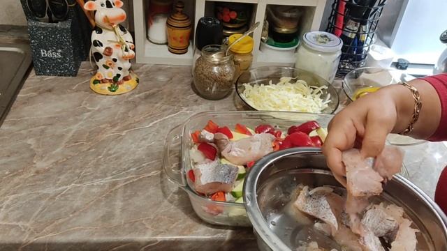 Минтай или хек с овощами под сыром и яично-сметанной заливкой в духовке. Полезный ужин без хлопот.