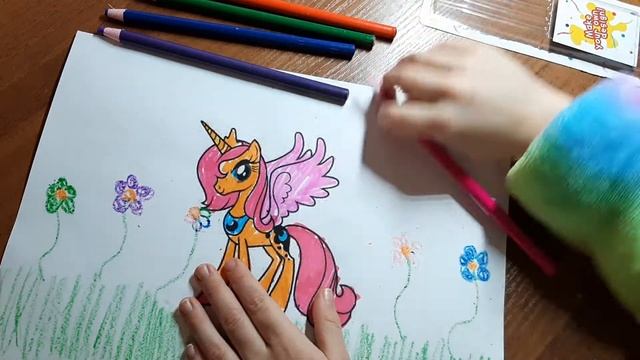 Единорожка рисует цветными карандашами единорожку, давайте раскраску вместе. каникулы чем заняться