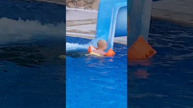 Leo в Надувных Нарукавниках в Бассейне учится Плавать / Как научиться ребёнку плавать смотреть онлайн