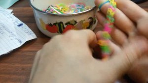 Плетение простого браслета из резинок