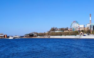 Набережная , море , катамараны. Владивосток