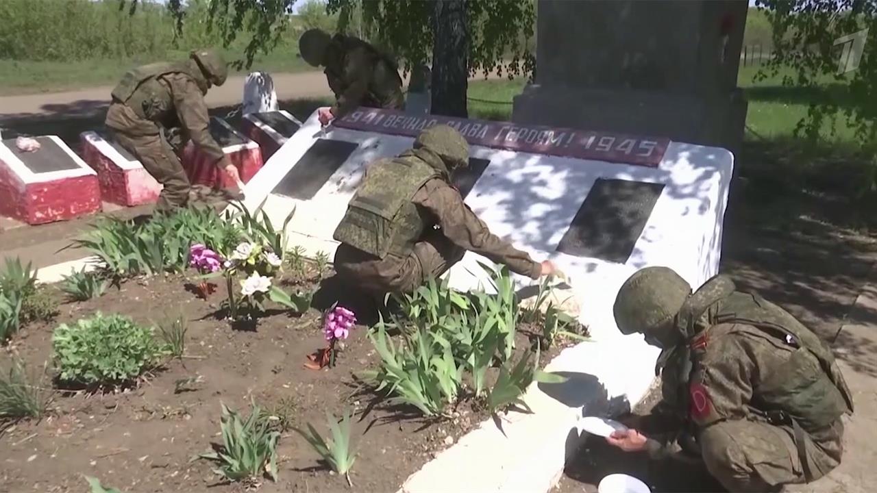В ЛНР российские военнослужащие помогли привести в порядок ко Дню Победы мемориал советским бойцам