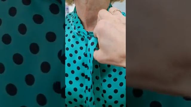 Шелковая блуза с бантом Как мы обработали горловину. Галина Коломейко #galinakolomejko смотреть онлайн