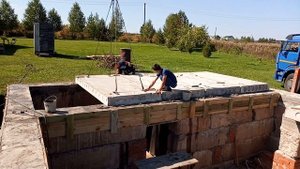 Строительство коттеджа. Монтаж плит перекрытия на цокольный этаж.