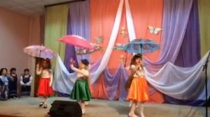 Танец с зонтиками