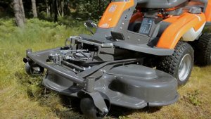 Выброс травы назад райдера Husqvarna