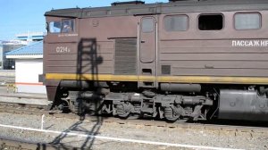 Тепловоз 2ТЭ10У-0214 отъезжает от пассажирского поезда №374Щ Тюмень - Баку