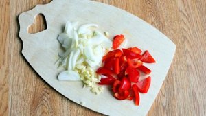 Салат из баклажанов с помидором и перцем