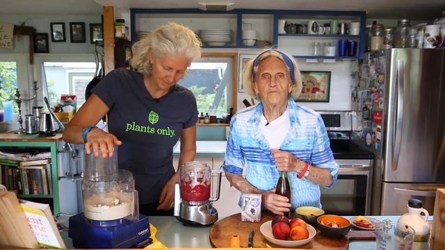 Plant-Based Peach Melba! смотреть онлайн