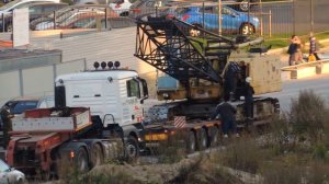 Трал Ман приехал на стройку, чтобы забрать самоходный кран.