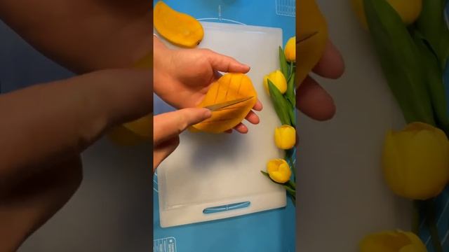 How to cut a mango. Как правильно разрезать манго #Shorts