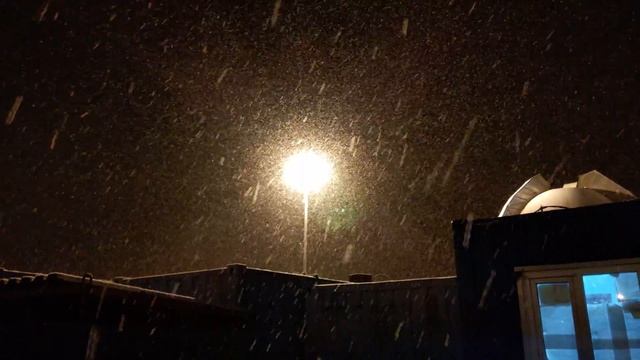 Первые хлопья снега красиво падающие на землю The first flakes of snow смотреть онлайн