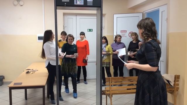 Мамы выпускников проходят через металлодетектор смотреть онлайн