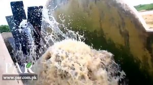 Как поливают маковые поля в Пакистане.