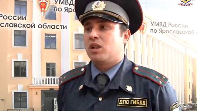Сотрудники ДПС эвакуируют машины