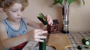 Делаем крокодила из огурцов.Интересное и вкусное занятие.
