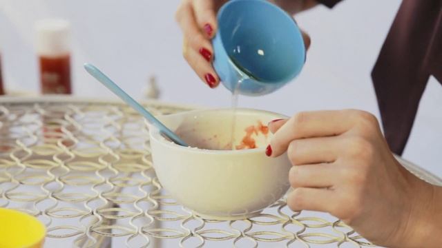 Видео-урок. Как приготовить домашний скраб для лица и тела с овсянкой и клубникой. смотреть онлайн