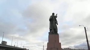 Скульптура, памятник Володарскому, СПб возле моста через Неву на набережной.