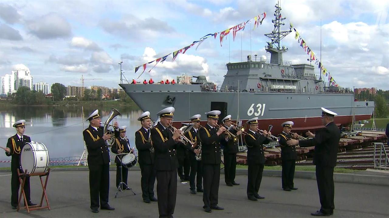 На судостроительном заводе в Петербурге спустили на воду противоминный тральщик "Георгий Курбатов"