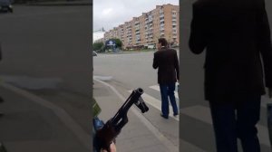 реакция прохожих на человека в противогазе