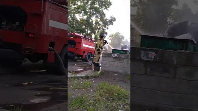 пожарные приехали в наш город и потушили пожар в мусорке