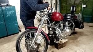 Замена масла в передней вилке мотоцикла Harley Davidson Dyna Wide Glide 2001 года