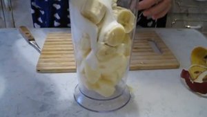 Как приготовить смузи с кефиром, бананом и яблоком.