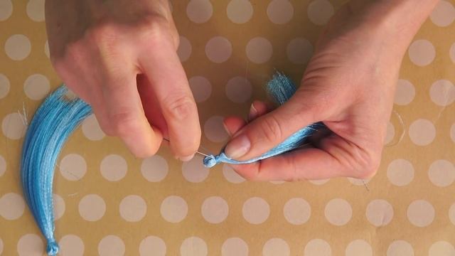 СЕРЬГИ КИСТОЧКИ♥ своими руками. Сравнение 3х видов ниток. Как сделать сережки кисточки мк. смотреть онлайн