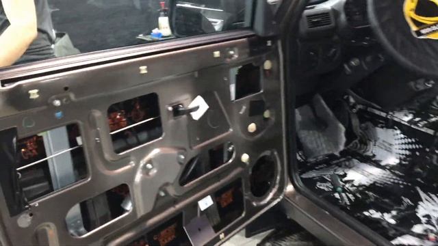 LADA 4x4 (Нива) шумоизоляция Комфортмат. Штатная изоляция зачастую разочаровывает своим качеством.