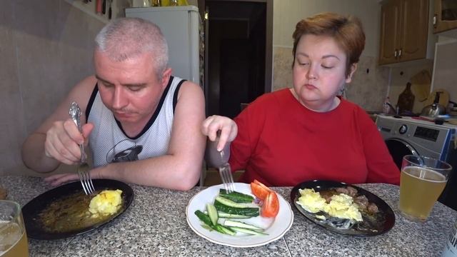 ВКУСНЫЙ обед с ЛЮБИМЫМ МУЖЕМ Полный стол еды! Мукбанг ребрышки, куриные сердечки и картошка