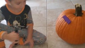 David decorates pumpkin for Halloween!!! Давид украшает тыкву на Хэллоуин!!!