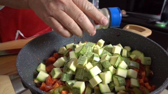Тушеные кабачки с помидорами и перцем смотреть онлайн