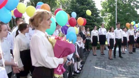 Особый день для выпускников школ по всей стране - от Калининграда до Дальнего Востока