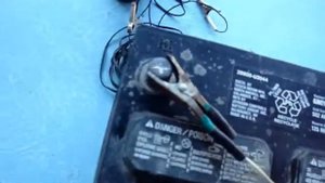 Как определить полярность аккумулятора