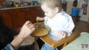 ЕДЯТ ДЕТИ,  КАК НАУЧИТЬ РЕБЕНКА ДЕРЖАТЬ ЛОЖКУ И ЕСТЬ САМОСТОЯТЕЛЬНО