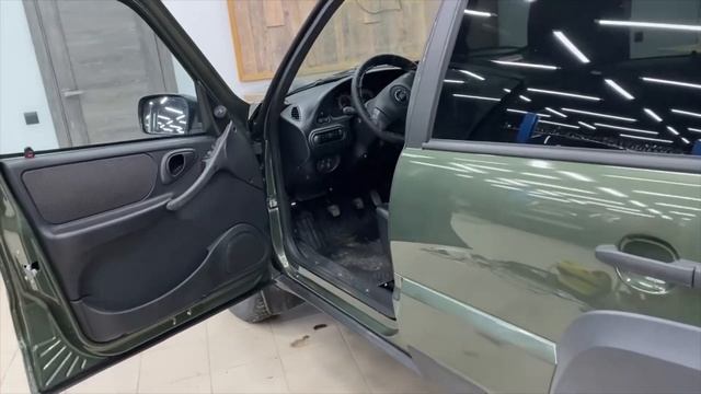 Бюджетный автозвук в Нива Трэвел ! Громкая аудиосистема по штатным местам + усилитель под сиденье смотреть онлайн