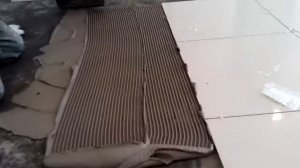Как надо укладывать кафель на пол