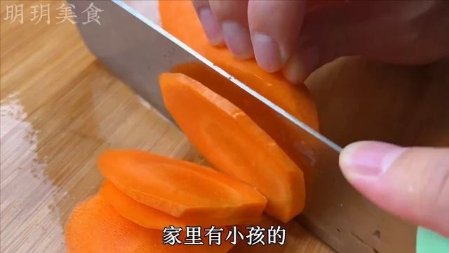 把豆腐切成小塊，淋入雞蛋液，萬萬沒想到這麼好吃，鮮香滑嫩，一周吃7次都不膩 ， A recipe of  ，Egg tofu soup， 雞蛋豆腐羹做法
