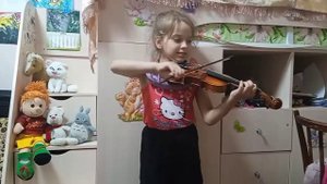 Мишка с куклой.  Аланта играет на скрипке