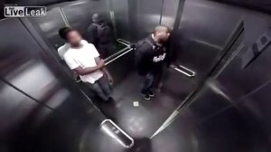 Парень пёрнул в ливте!