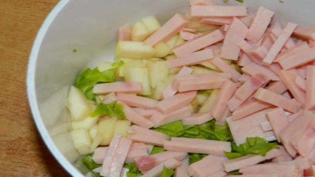 Салат с грушей и ветчиной