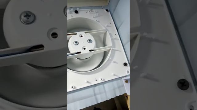 Как легко избавится от шума вентилятора в вытяжке, не снимая его..mp4
