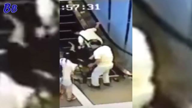 ЛЮДЕЙ ЗАЖЕВАЛО ЭСКАЛАТОРОМ - СЬЁМКА С ЭКРАНА МОНИТОРА ОТ КАМЕР НАБЛЮДЕНИЯ смотреть онлайн