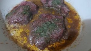 Стейк "Тендер" из мраморной говядины Black Angus на сковородке