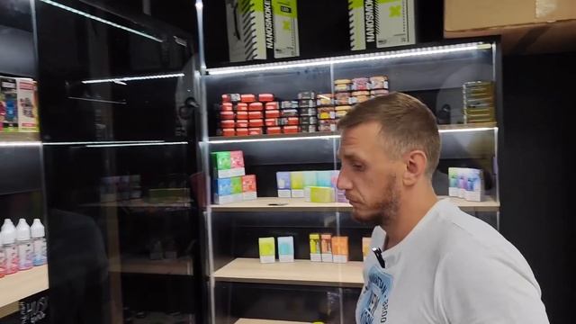Тонировка табачной витрины чёрной автомобильной плёнкой