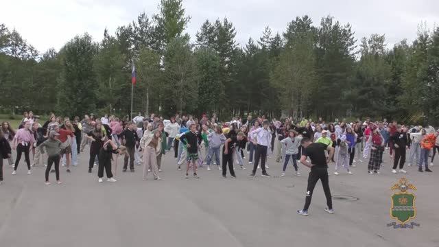 Сотрудники полиции провели «Зарядку со стражем порядка» для ребят  из детского лагеря «Витязь»