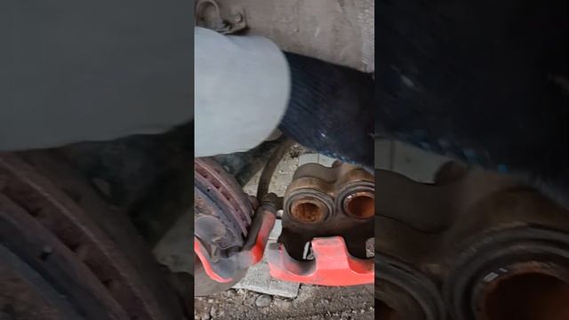 Скрипит и пищит при повороте руля? Одна из причин! смотреть онлайн